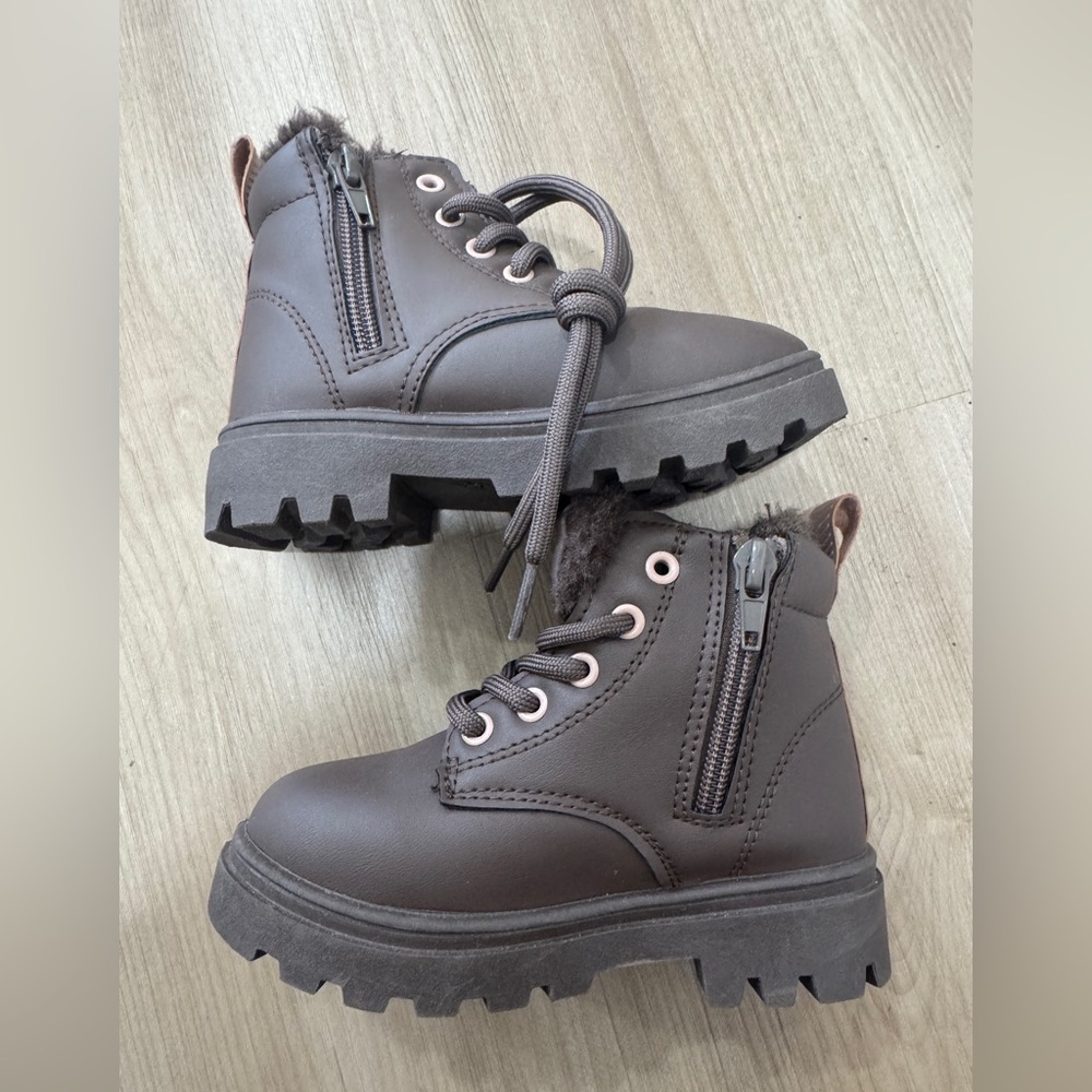 Brown Lace-Up Ankle Boots with Fur Lining for girl size 7/8c